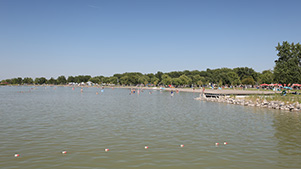 Seebad Podersdorf Blick vom Steg auf den Strand